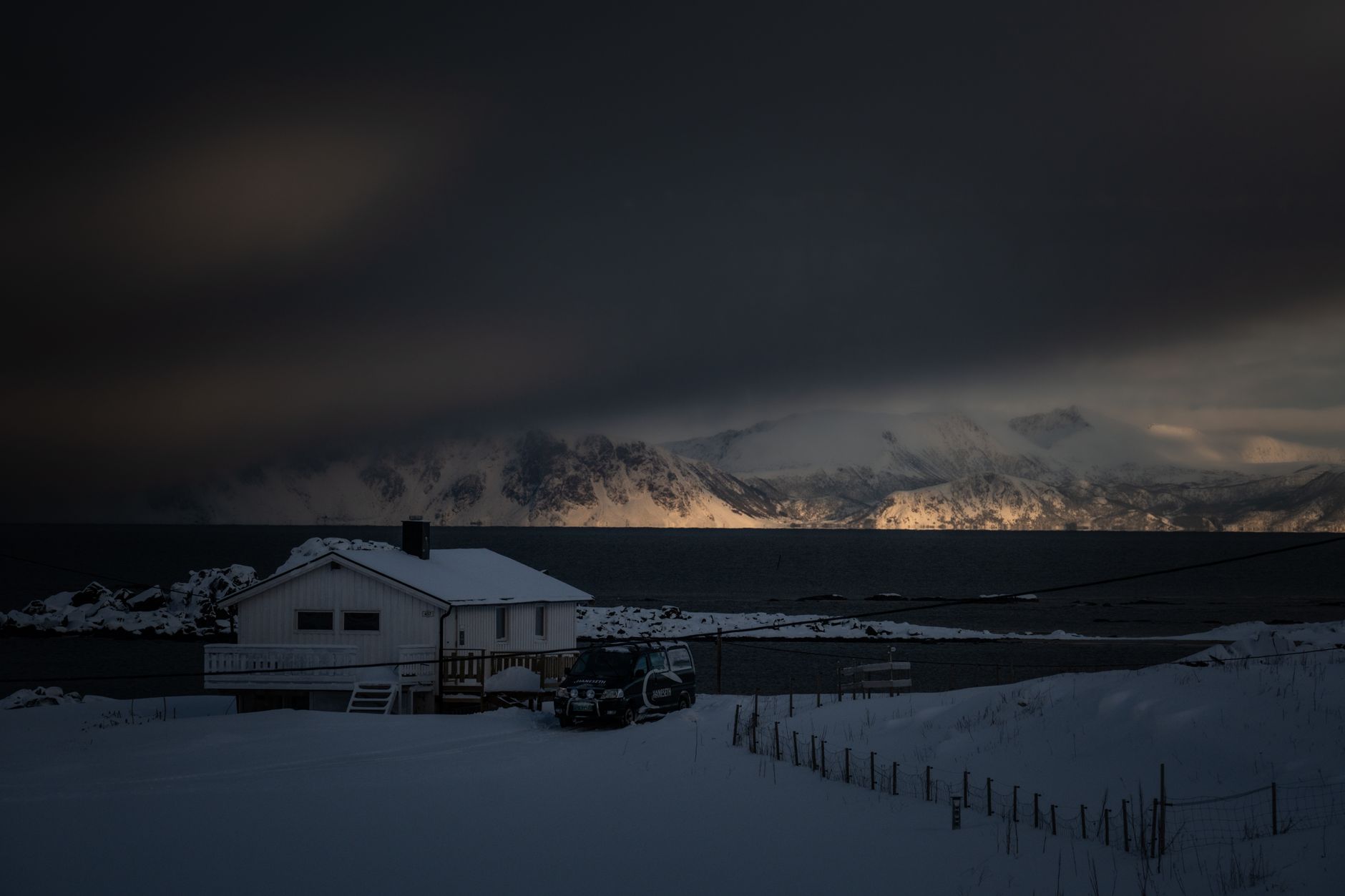Vinterkveld ved et hus langs kysten i Nord-Norge